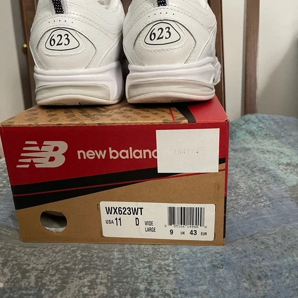 SOLD! Like New Women’s New Balance 623. Size 11 Wide. - Picture 5 of 6
